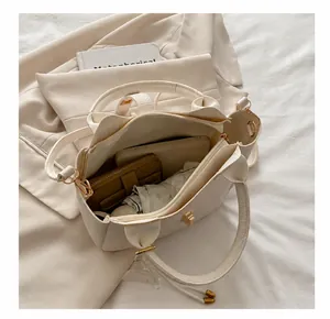Vue intérieure montrant la grande capacité du sac seau beige pour les essentiels