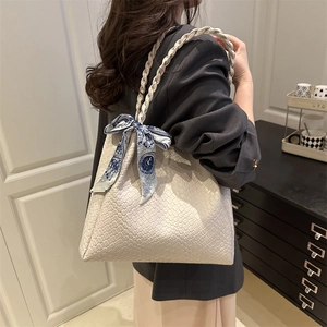 Minimalistische beige gewebte Leder-Einkaufstasche mit Seidenschal für Damen im Büro-Stil