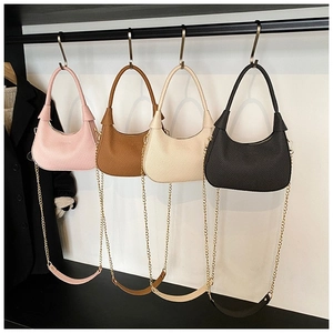 Retro-Satteltasche in mehreren Farben mit strukturierter Oberfläche und goldener Kette