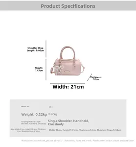 Rosa Boston-Tasche mit Schlangenmuster, Perlenbogen-Anhänger und Größenangaben