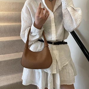 Braune Hobo-Tasche mit gewebter Textur und Retro-Handgriff für modisches Pendeln