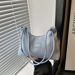 Sac seau hobo plissé bleu clair avec bandoulière élégante et design minimaliste
