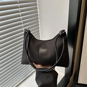 Sac seau plissé noir à grande capacité avec une étiquette JINGPIN élégante en cuir