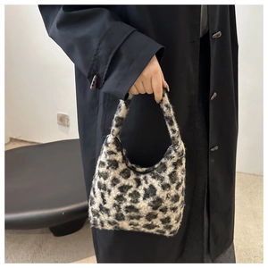 Detail einer Plüsch-Handtasche mit Leopardenmuster und weicher Kunstfell-Textur