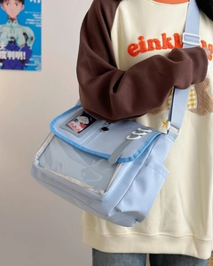 Detailopname van lichtblauwe ita-tas met transparant PVC-venster en nylon materiaal