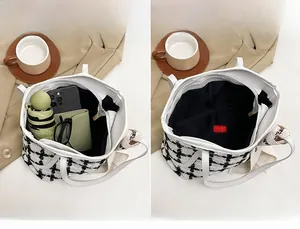 Innenaufteilung der karierten Tweed-Tasche mit Hauptfach und Platz für Alltagsgegenstände