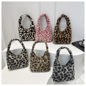 Detaillierte Ansicht von sechs Kunstpelz-Handtaschen mit Leopardenmuster in Trendfarben