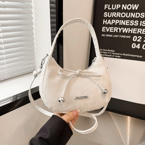 Sac à bandoulière demi-lune blanc avec nœud décoratif et texture cuir pour femmes
