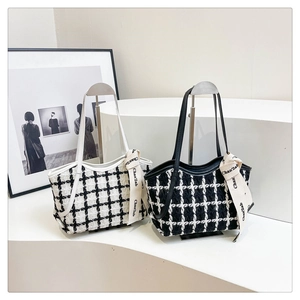 Details von karierten Tweed-Taschen mit Logo-Band und edlen Ledergriffen im Set