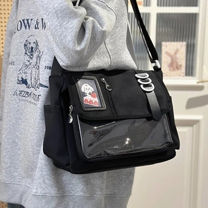 Detail van de zwarte ita-tas met transparant PVC-venster en zilveren metalen ringen