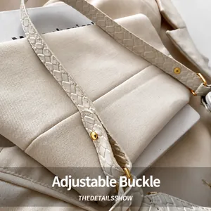 Detailansicht des geflochtenen Schultergurts und der goldenen Schnalle an weißer Tasche