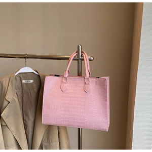 Seitenansicht der rosa Shopper-Tasche mit Krokodilprägung und großem Volumen
