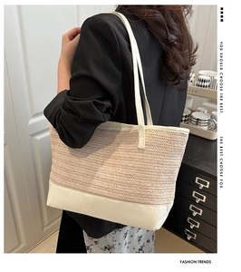 Détail du sac cabas en paille minimaliste avec motif en V et patchwork en cuir blanc