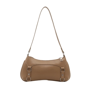 Borsa baguette minimalista marrone con fibbie argentate e tracolla su sfondo bianco