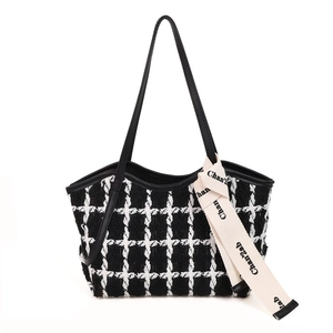 Klassische Shopper-Tasche aus schwarz-weißem Tweed mit Lederriemen und Logo-Stickerei