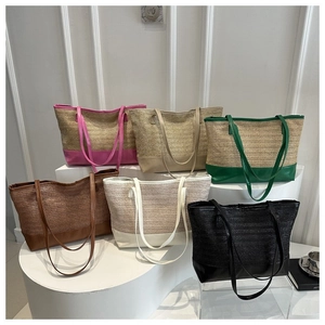 Collection de grands sacs cabas en paille tressée en six couleurs pour l'été 2025