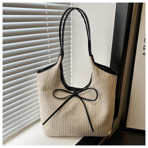 Sac cabas tissé avec nœud crème et lanières contrastées noires au design estival chic