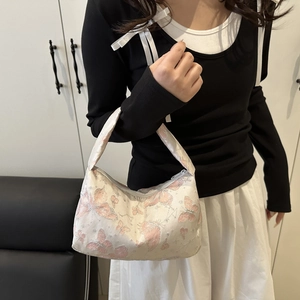 Sac sous le bras tendance 2025 imprimé papillon rose en forme de croissant élégant