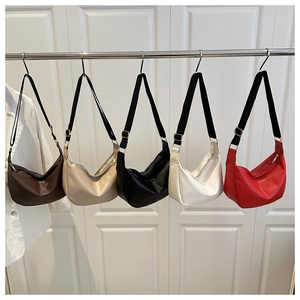 Row of minimalist tote bags in five colors hanging on a silver metal bar