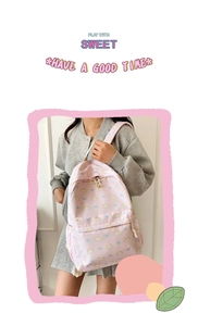 Dettaglio dello zaino in tela rosa con stampe di gatti cartoni e fiocchi blu carini