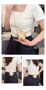 Gedetailleerd beeld van een goudkleurige ster-crossbodytas met glanzende strass-steentjes