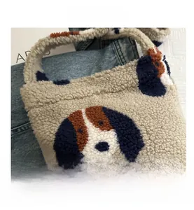 Gros plan du sac seau en peluche douce avec un motif de chien de dessin animé mignon