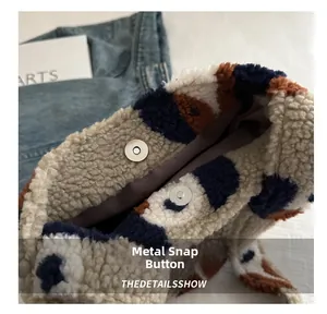 Gros plan du fermoir magnétique en métal sur un sac seau minimaliste en peluche