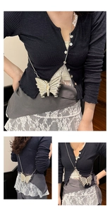 Detail van zilveren vlinder crossbody tas met fonkelende steentjes en metalen ketting
