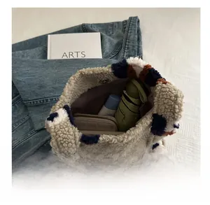Vue de dessus du sac seau en peluche montrant sa grande capacité pour parapluie et soins