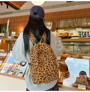 Details des Nylon-Rucksacks mit Leopardenmuster und vorderer Reißverschlusstasche