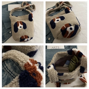 Détail du sac seau en polaire montrant l'intérieur spacieux et le motif chien mignon
