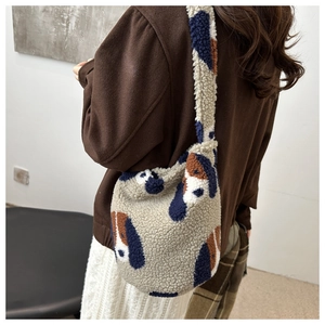 Sac à épaule en laine d'agneau avec motif de chien porté par un mannequin pour l'automne