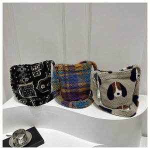 Détail de sacs bandoulière en laine d'agneau synthétique aux motifs floraux et à carreaux