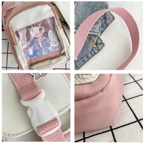 Détails du sac ita rose avec fenêtre transparente, boucle plastique et bandoulière