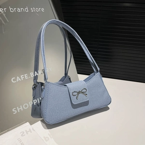 Sac baguette bleu clair en denim texturé avec nœud en métal argenté et fines anses