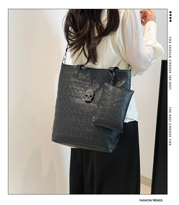 Detailansicht der schwarzen Gothic-Tasche mit Totenkopf-Prägung und glitzerndem Beschlag