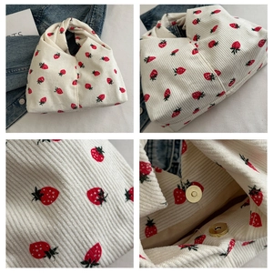 Détails du sac cabas en velours côtelé fraise montrant la texture et les fermoirs aimantés