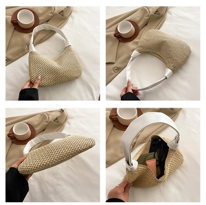 Detailansicht der gewebten Strohtasche mit weißem Ledergriff und geräumigem Innenraum
