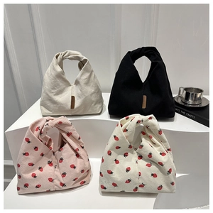 Détails des sacs à nœuds en velours côtelé avec imprimés fraises et étiquettes
