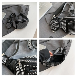 Detailansicht der schwarzen Gürteltasche mit Nieten, runder Münztasche und breitem Gurt