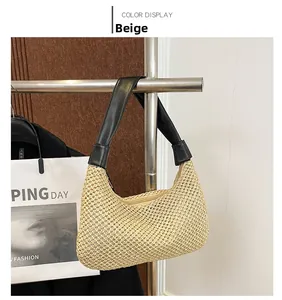 Detailansicht der gewebten Strohtasche mit schwarzem Lederband und Faserstruktur