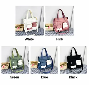 Dettaglio delle borse tote in tela multitasca nei colori bianco, rosa, verde, blu e nero