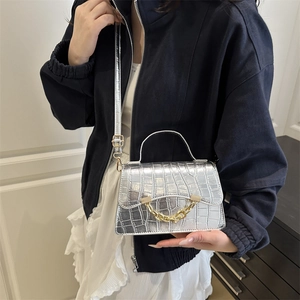 Sac bandoulière argenté à motif crocodile avec chaîne dorée et poignée supérieure