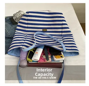 Vue détaillée de l'intérieur du sac cabas en toile rayée et sa grande capacité
