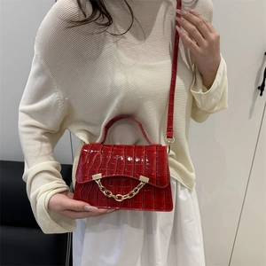 Sac à main rouge verni à motif crocodile avec chaîne dorée et bandoulière pour femmes