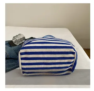 Détail de la base durable du sac cabas en toile à rayures bleues et blanches de haute qualité