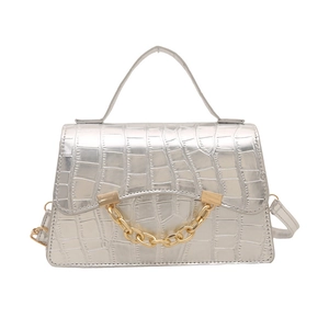 Sac à main argenté motif crocodile avec chaîne dorée et bandoulière amovible