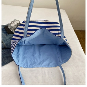 Vue de dessus du sac cabas rayé montrant l'intérieur bleu spacieux et le style décontracté