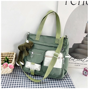 Dettaglio della borsa tote funzionale verde militare con simpatico ciondolo a rana