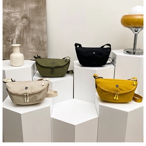 Detalle de riñoneras de nailon de colores con correa ajustable y el logo OK